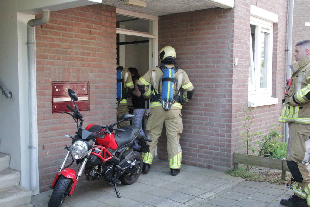 Pan op kookplaat vat vlam