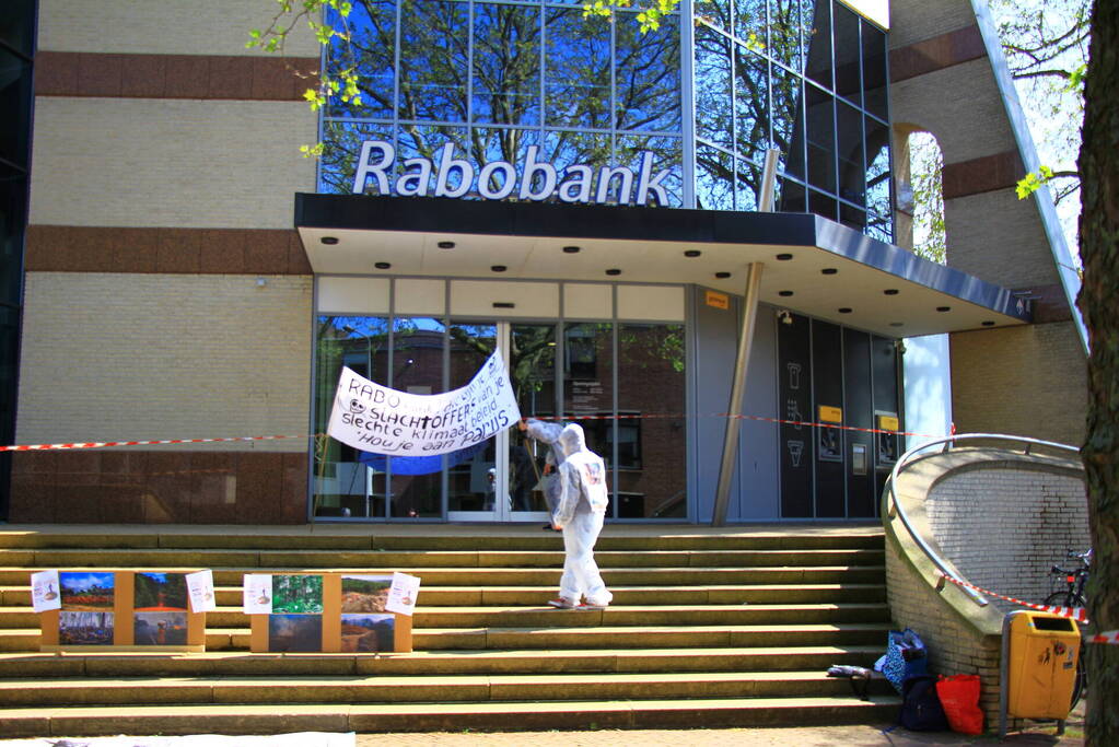 Klimaatactivisten voeren actie bij Rabobank