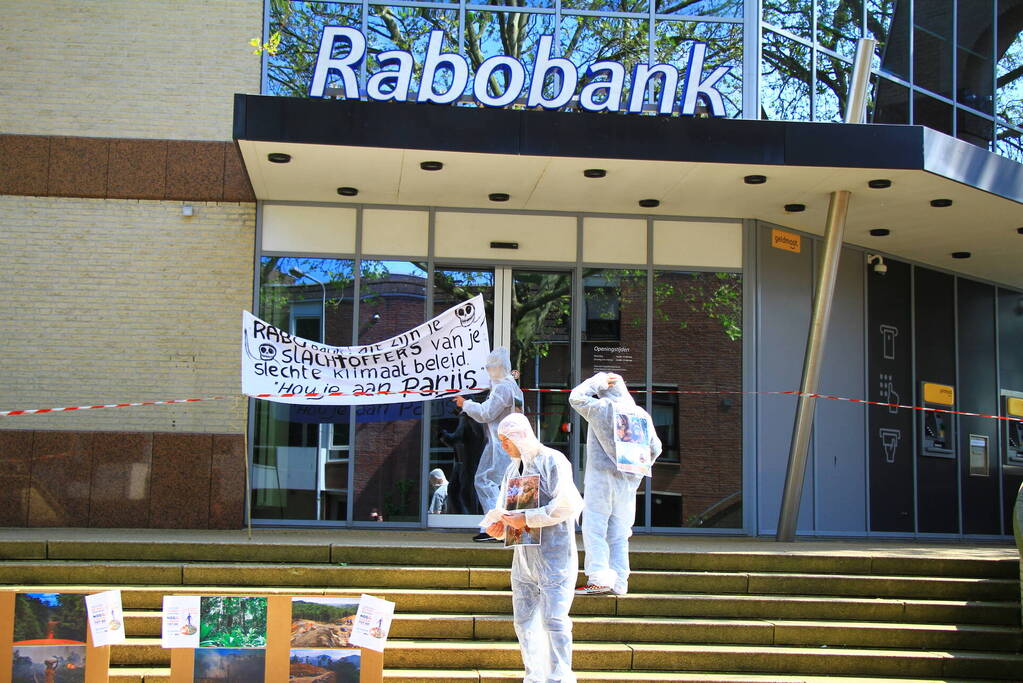 Klimaatactivisten voeren actie bij Rabobank