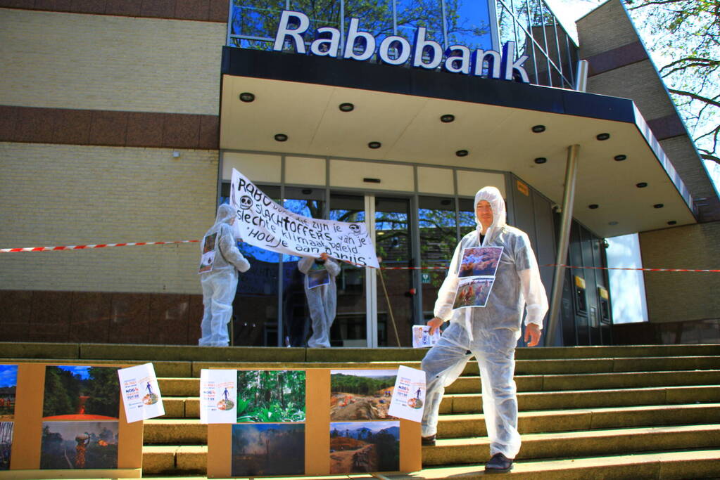 Klimaatactivisten voeren actie bij Rabobank