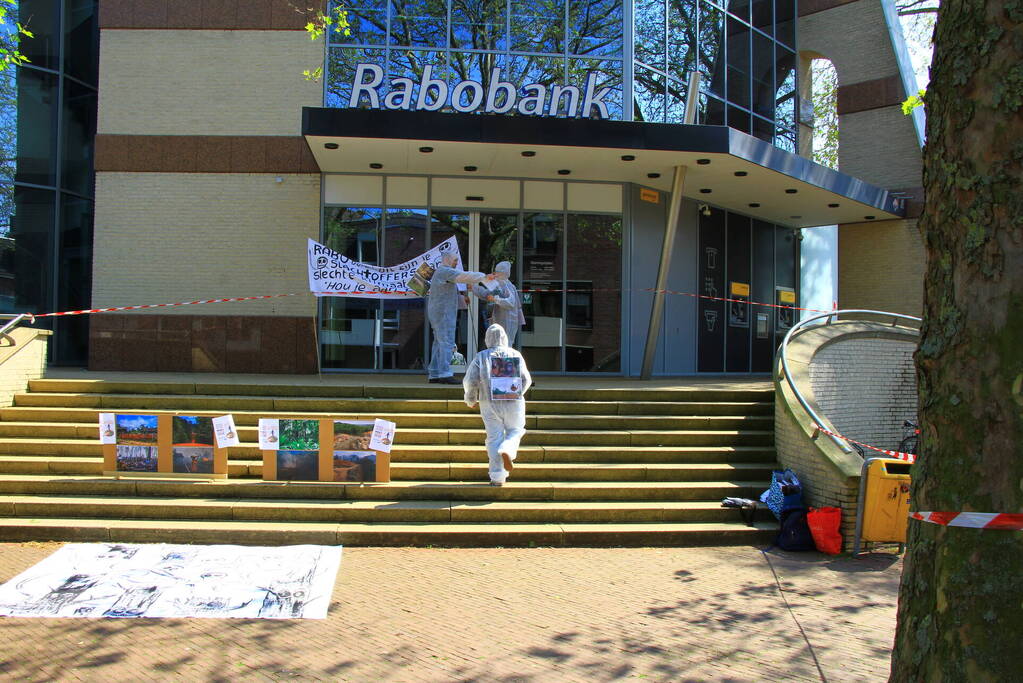 Klimaatactivisten voeren actie bij Rabobank