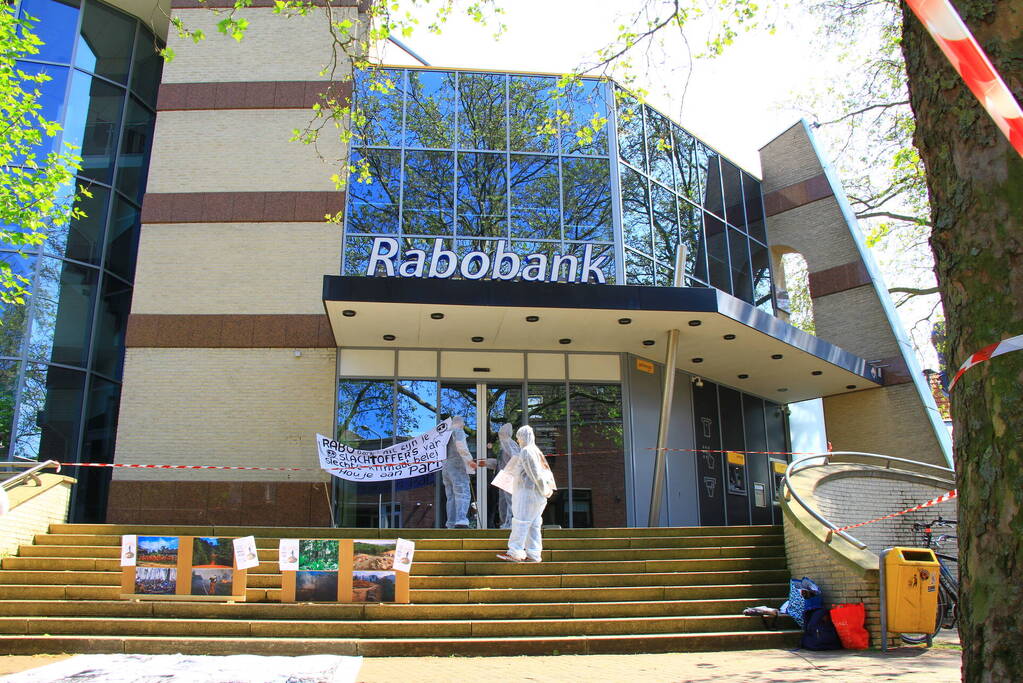 Klimaatactivisten voeren actie bij Rabobank