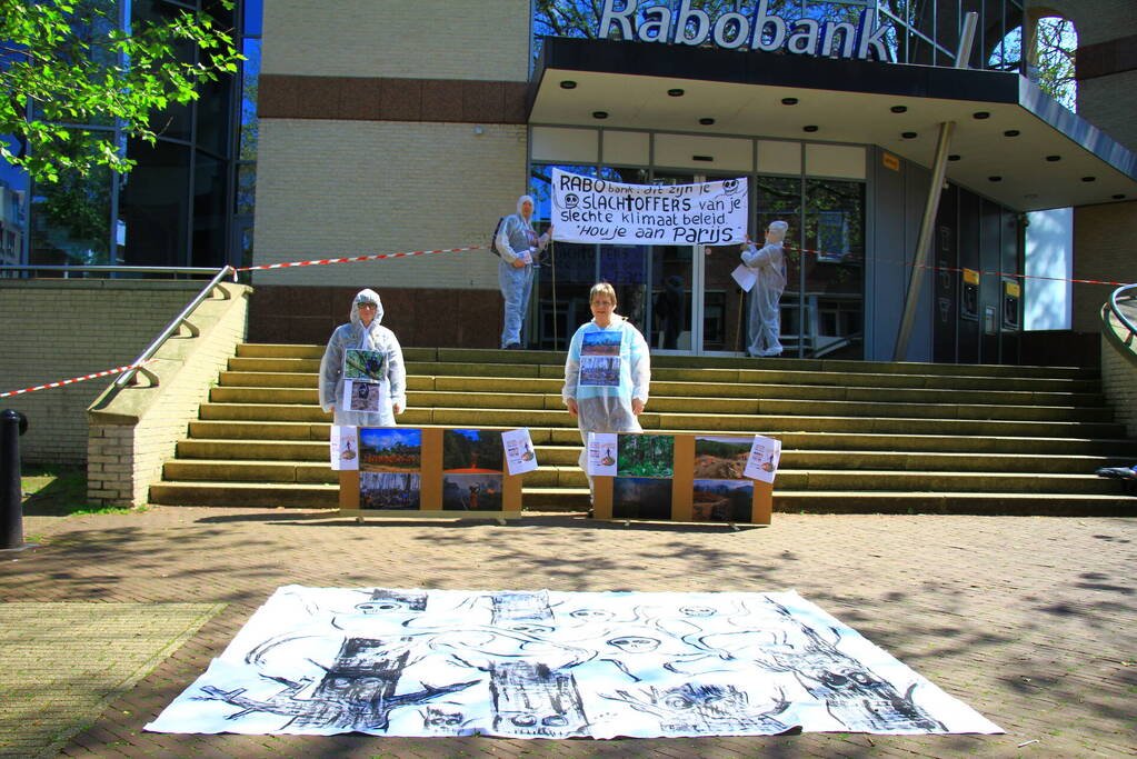 Klimaatactivisten voeren actie bij Rabobank