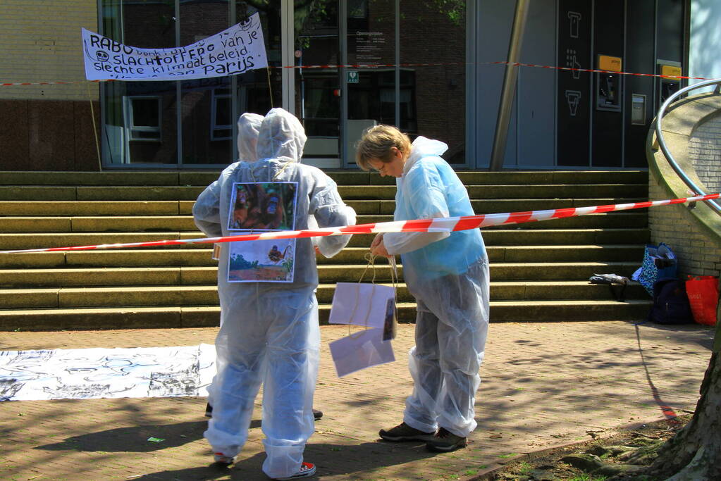 Klimaatactivisten voeren actie bij Rabobank