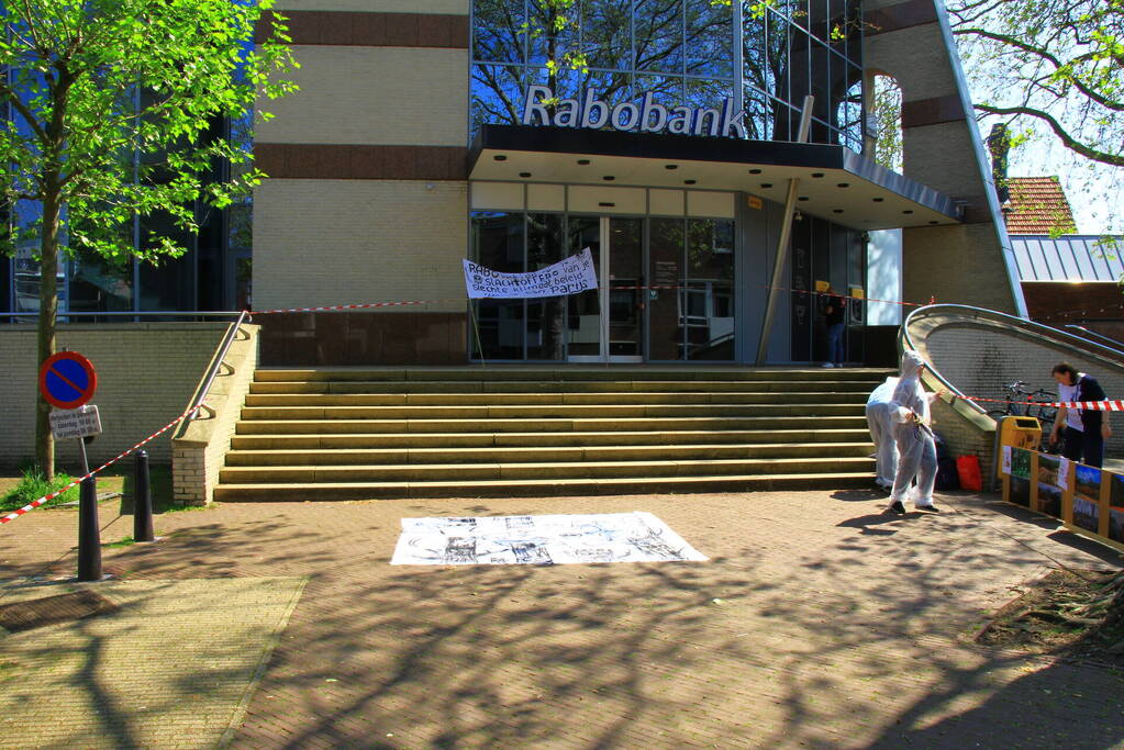 Klimaatactivisten voeren actie bij Rabobank