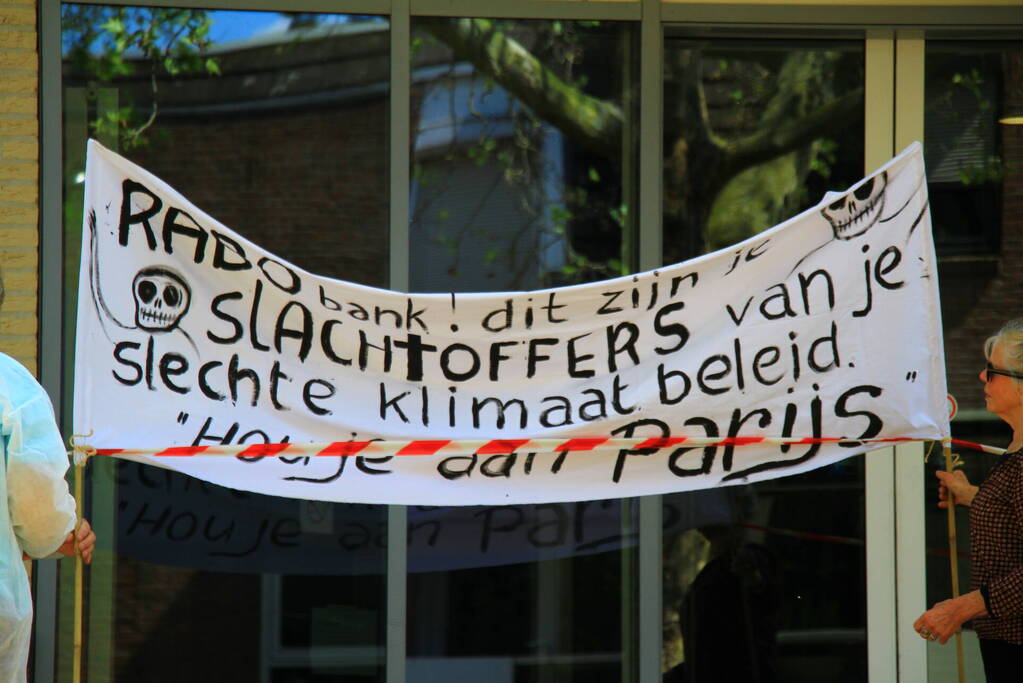 Klimaatactivisten voeren actie bij Rabobank