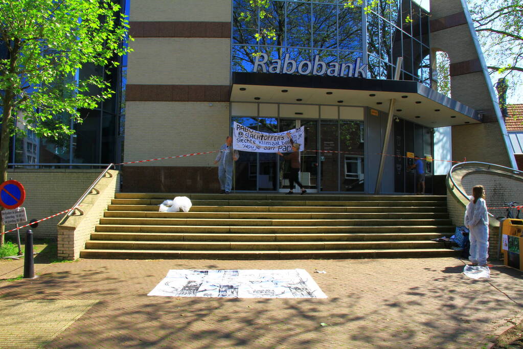 Klimaatactivisten voeren actie bij Rabobank