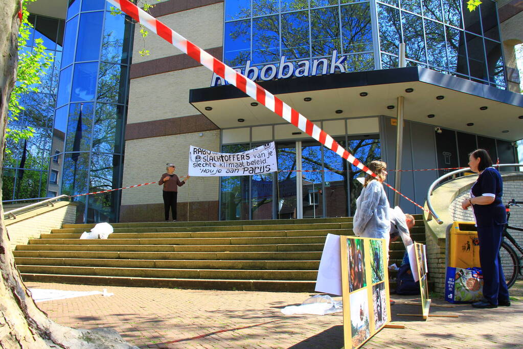 Klimaatactivisten voeren actie bij Rabobank