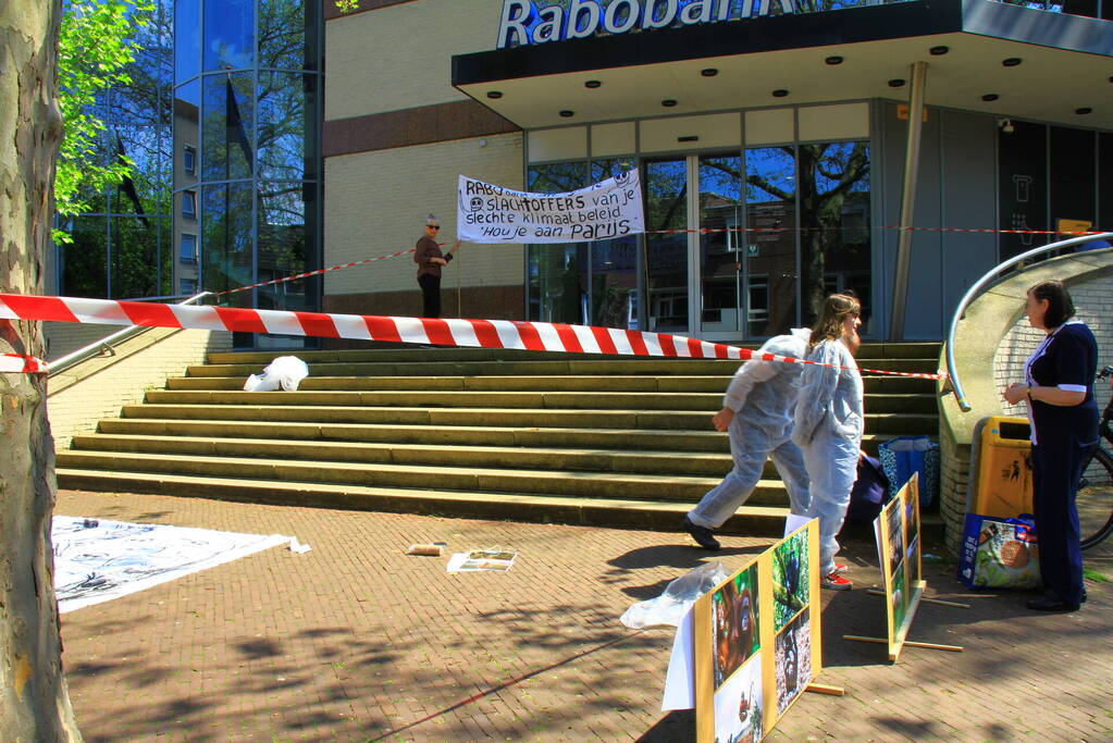Klimaatactivisten voeren actie bij Rabobank