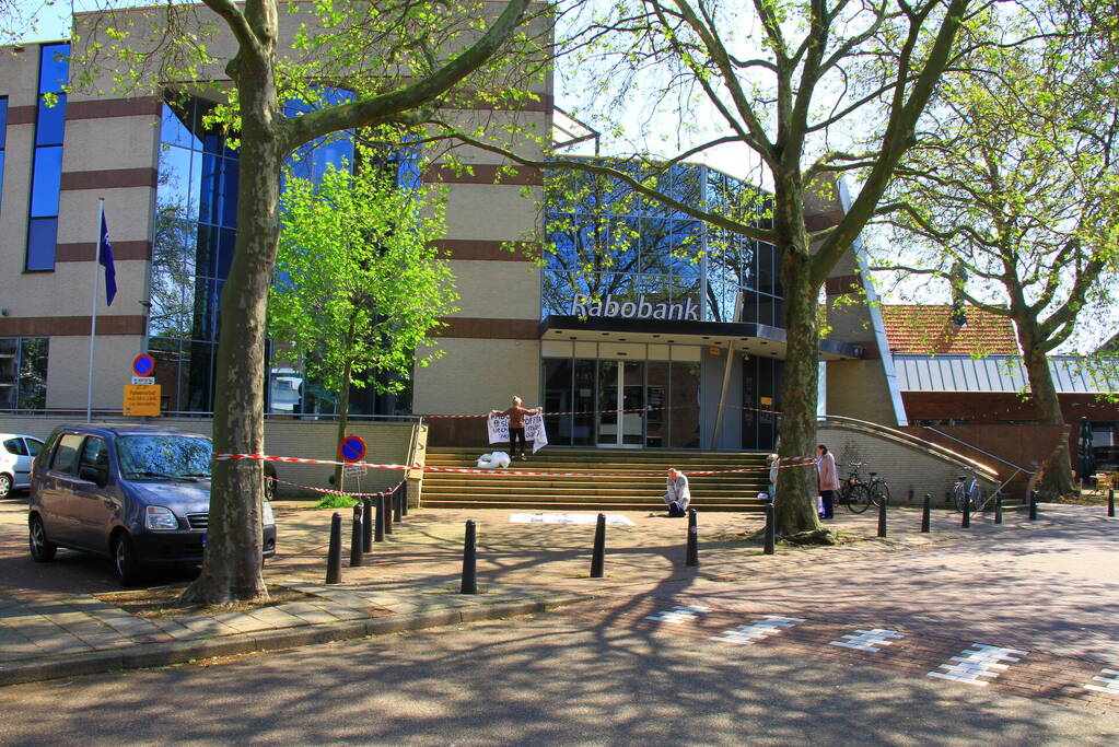Klimaatactivisten voeren actie bij Rabobank