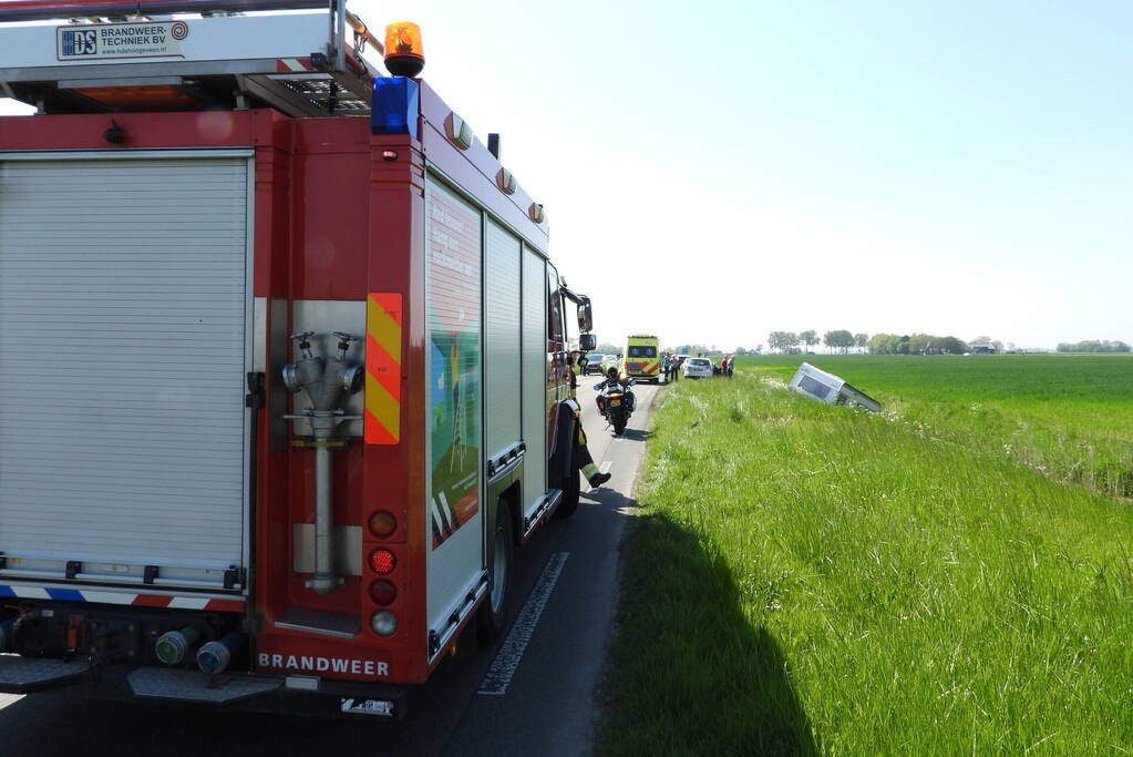 Caravan raakt los van auto en belandt in sloot