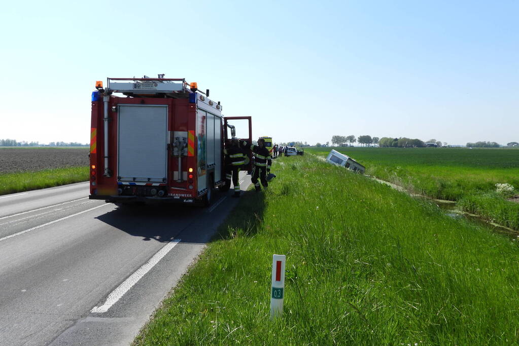 Caravan raakt los van auto en belandt in sloot