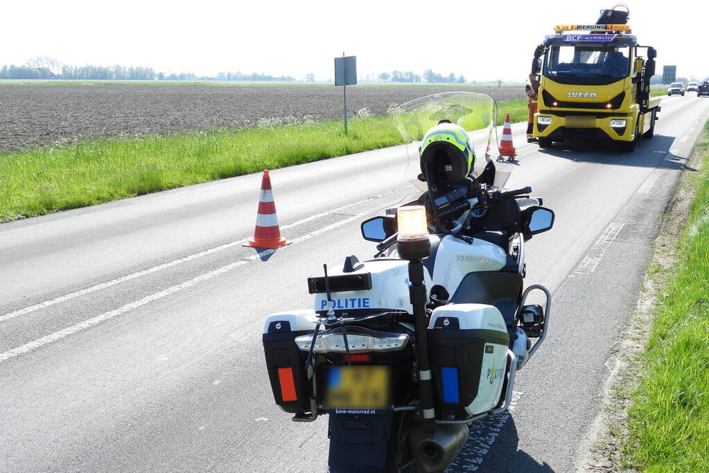 Caravan raakt los van auto en belandt in sloot