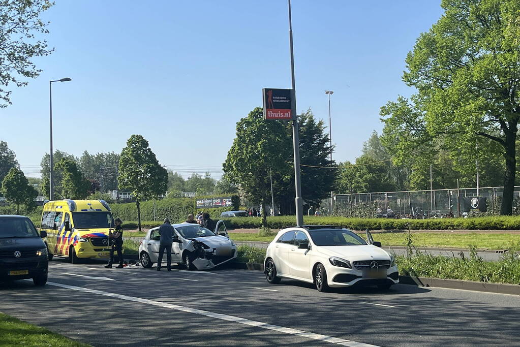 Flinke schade bij botsing personenauto's