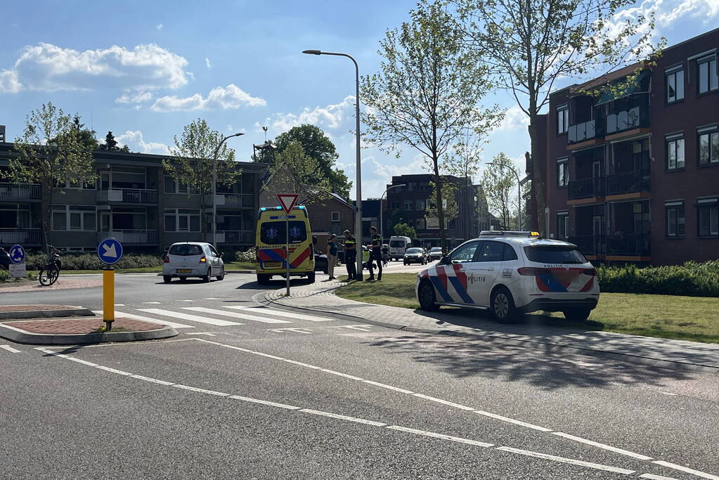 Fietser komt ten val bij rotonde