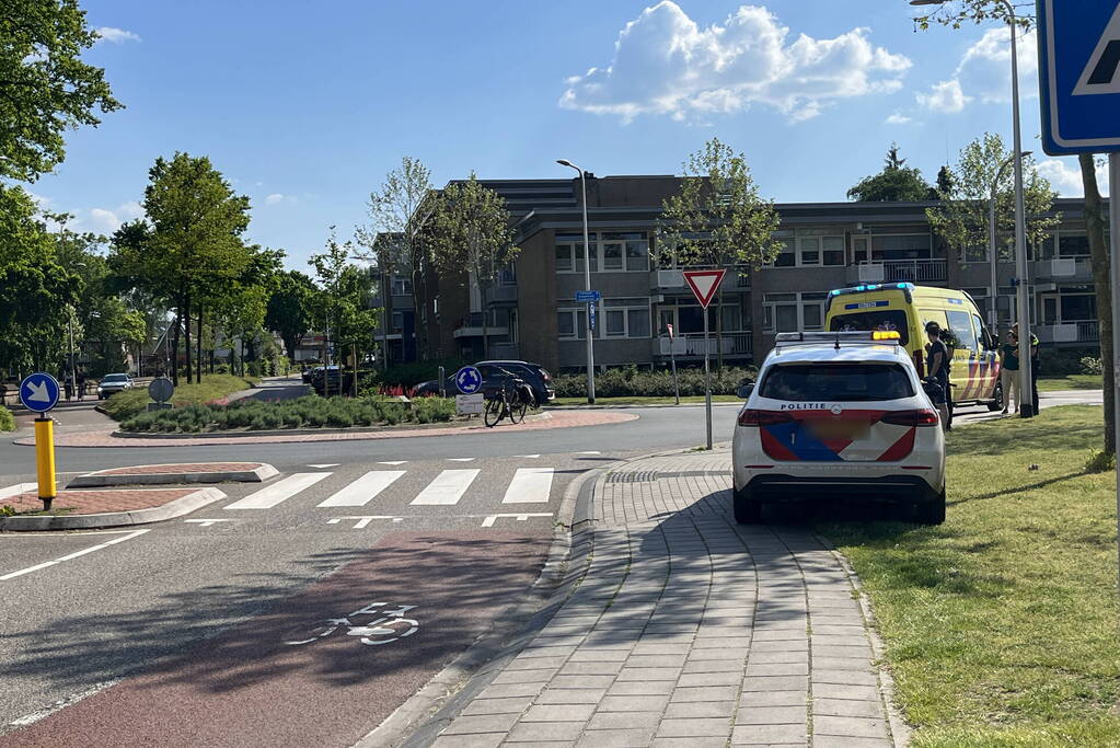 Fietser komt ten val bij rotonde