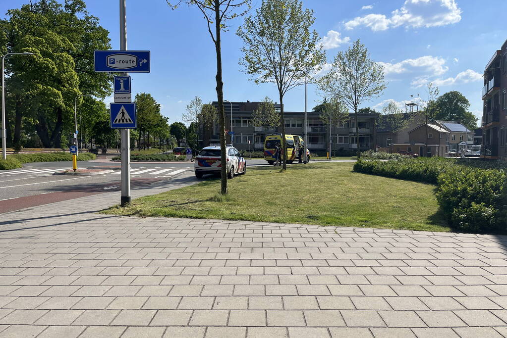Fietser komt ten val bij rotonde
