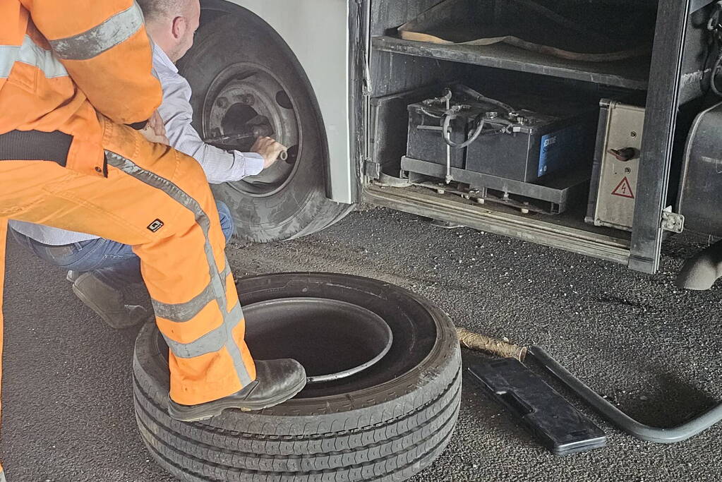 Touringcar strandt door klapband