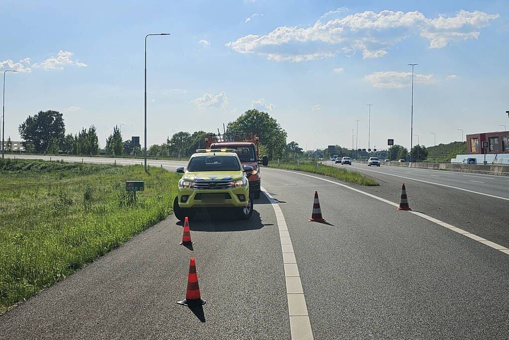 Touringcar strandt door klapband