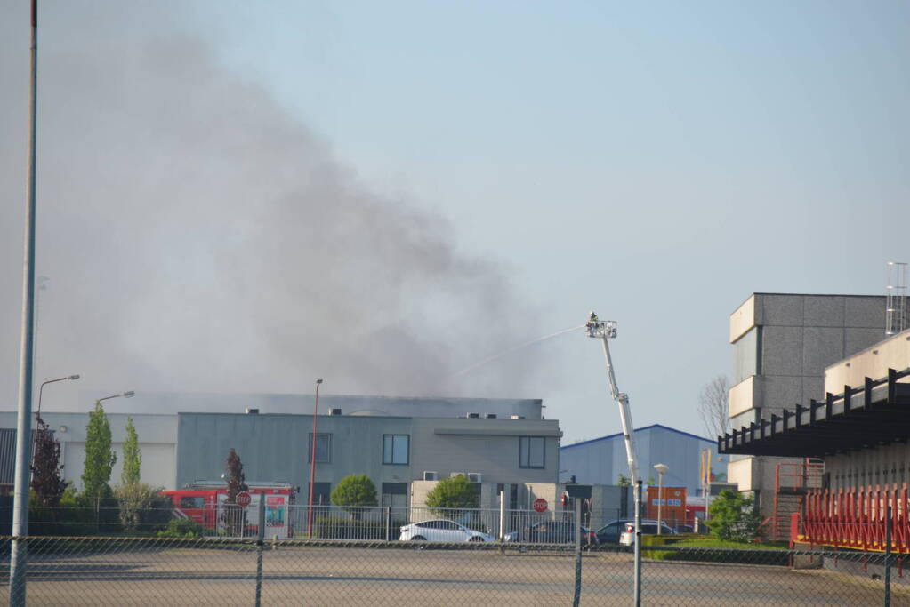 Zeer grote brand in loods