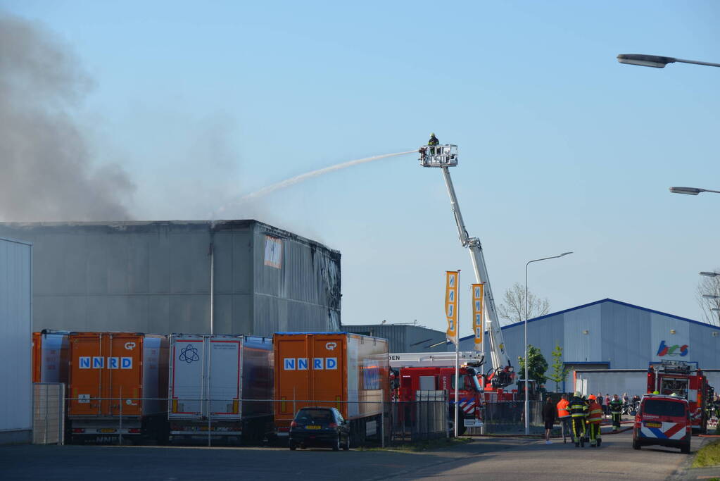 Zeer grote brand in loods