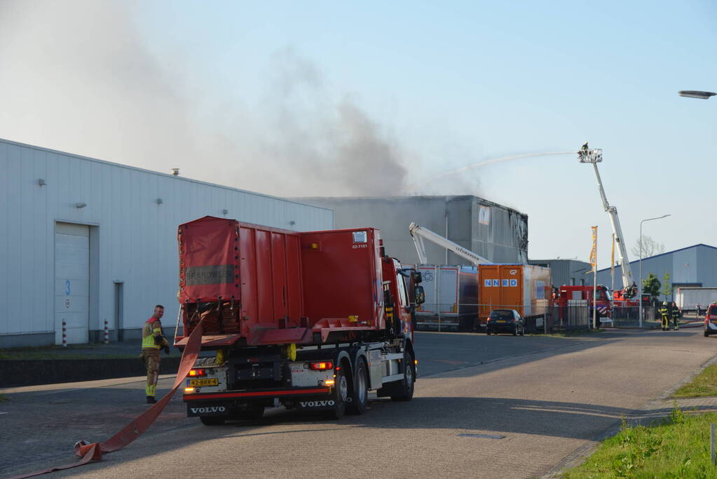 Zeer grote brand in loods