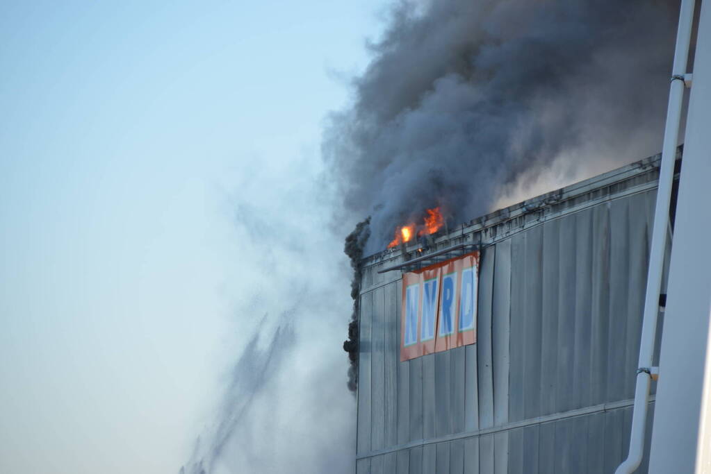 Zeer grote brand in loods