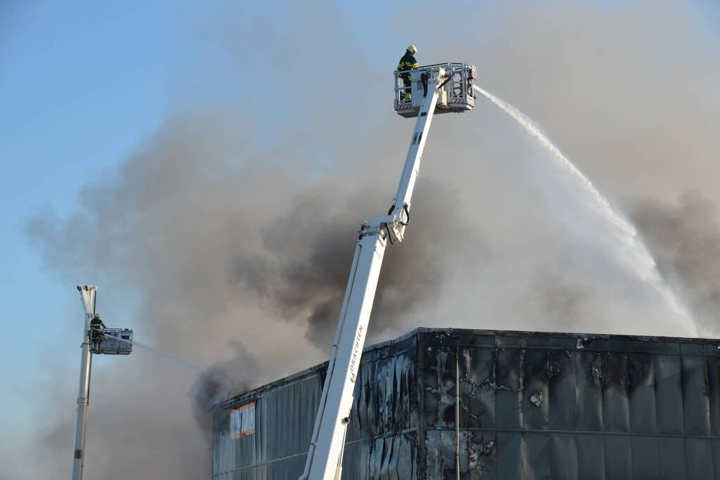 Zeer grote brand in loods