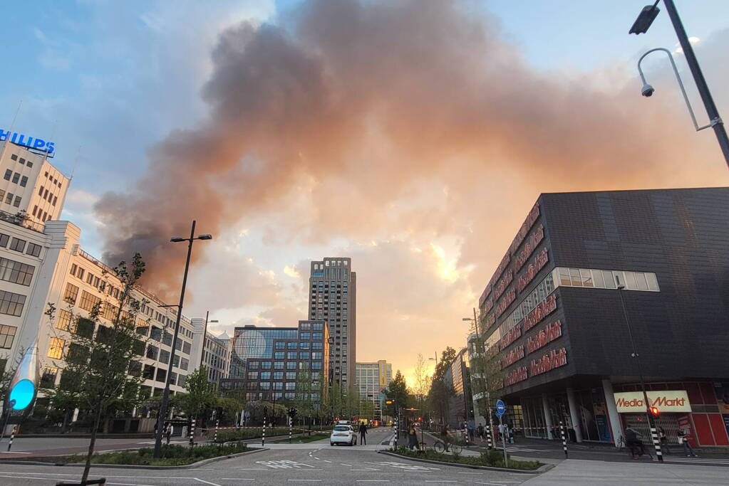 Zeer grote brand in leegstaande loods