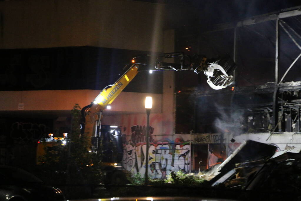 Zeer grote brand in leegstaande loods