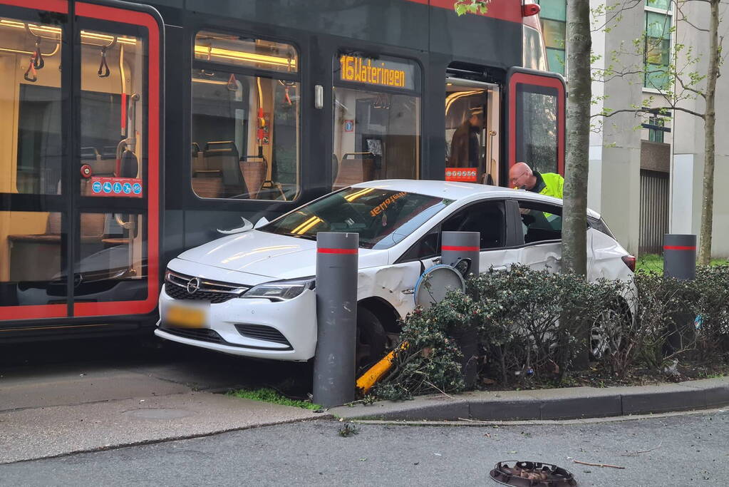 Forse schade bij aanrijding tussen tram en auto