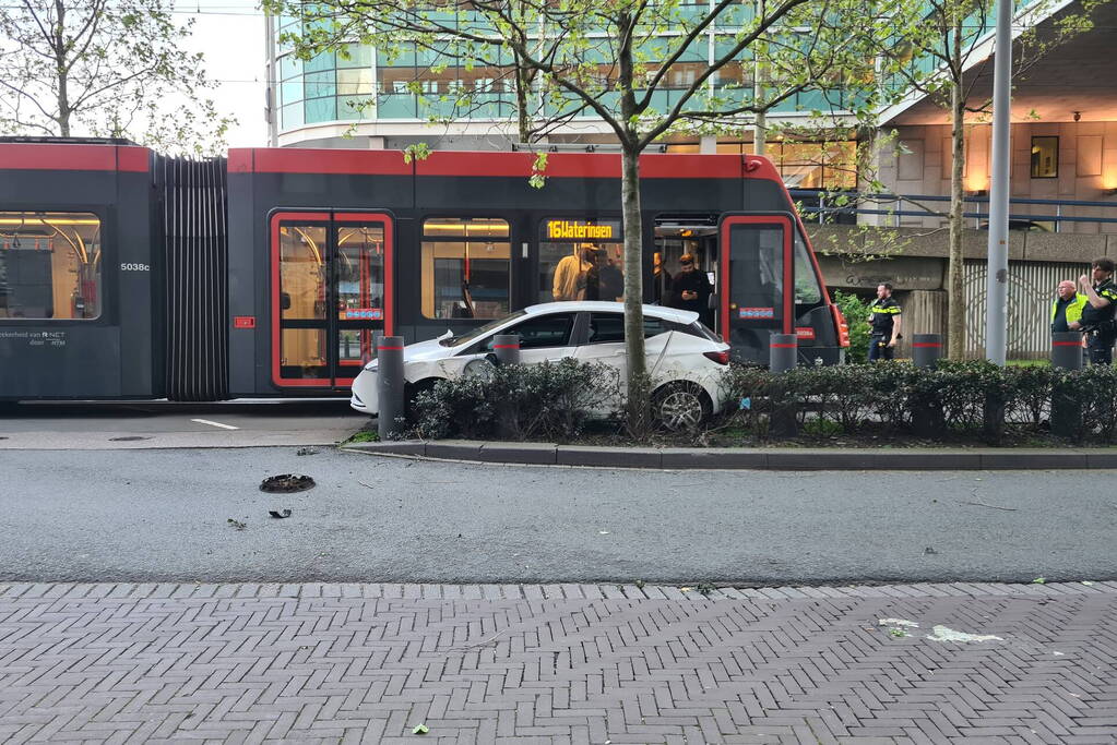 Forse schade bij aanrijding tussen tram en auto