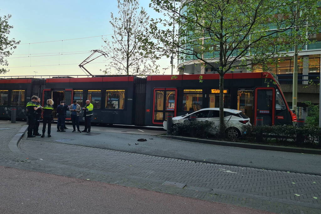 Forse schade bij aanrijding tussen tram en auto