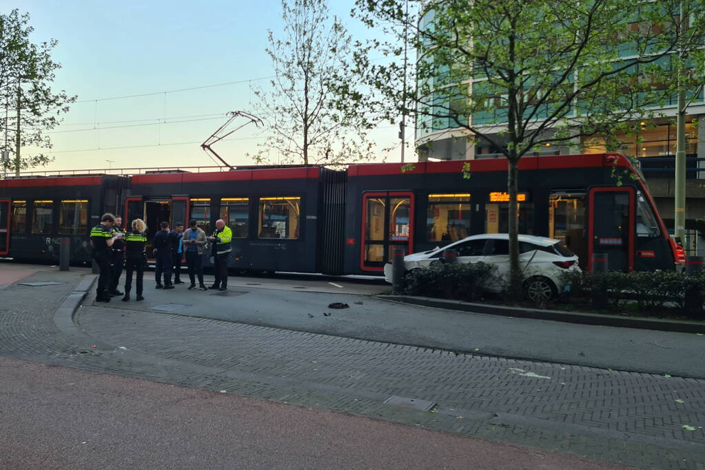 Forse schade bij aanrijding tussen tram en auto