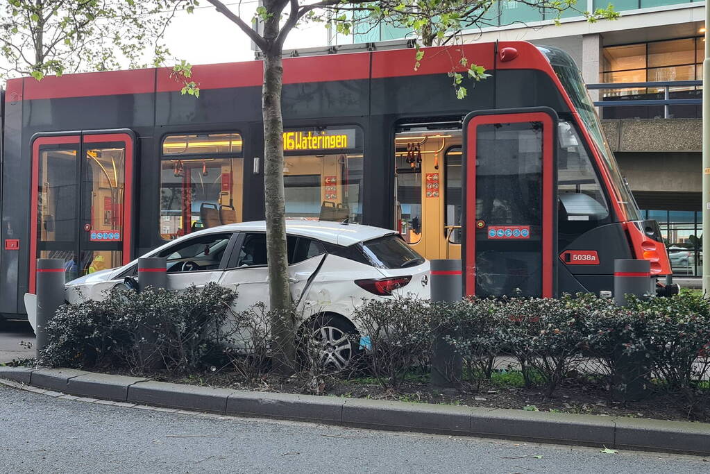 Forse schade bij aanrijding tussen tram en auto