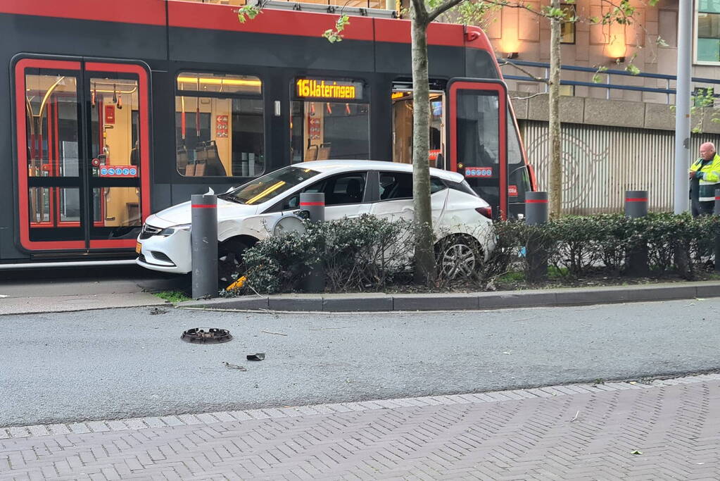 Forse schade bij aanrijding tussen tram en auto