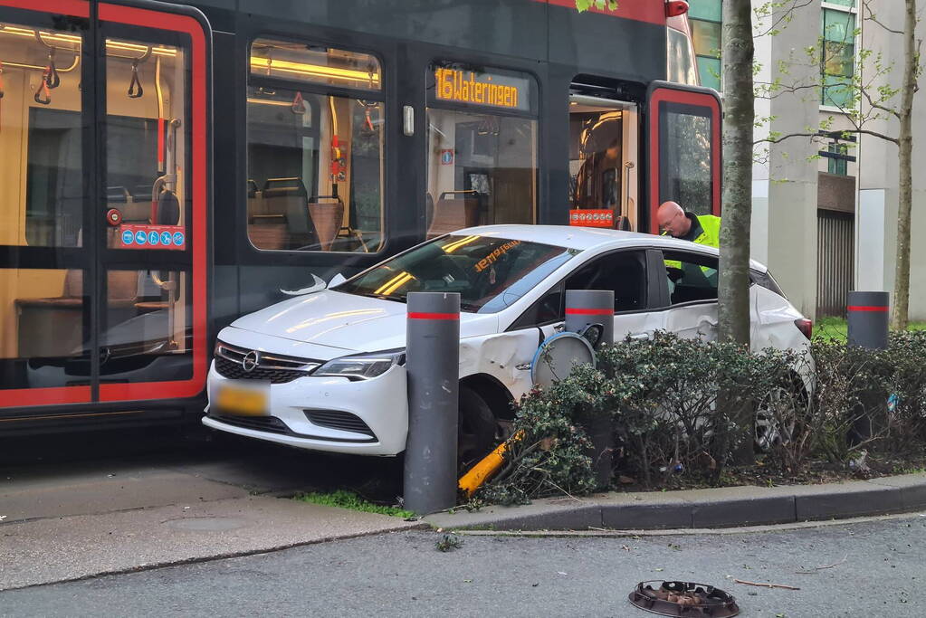 Forse schade bij aanrijding tussen tram en auto