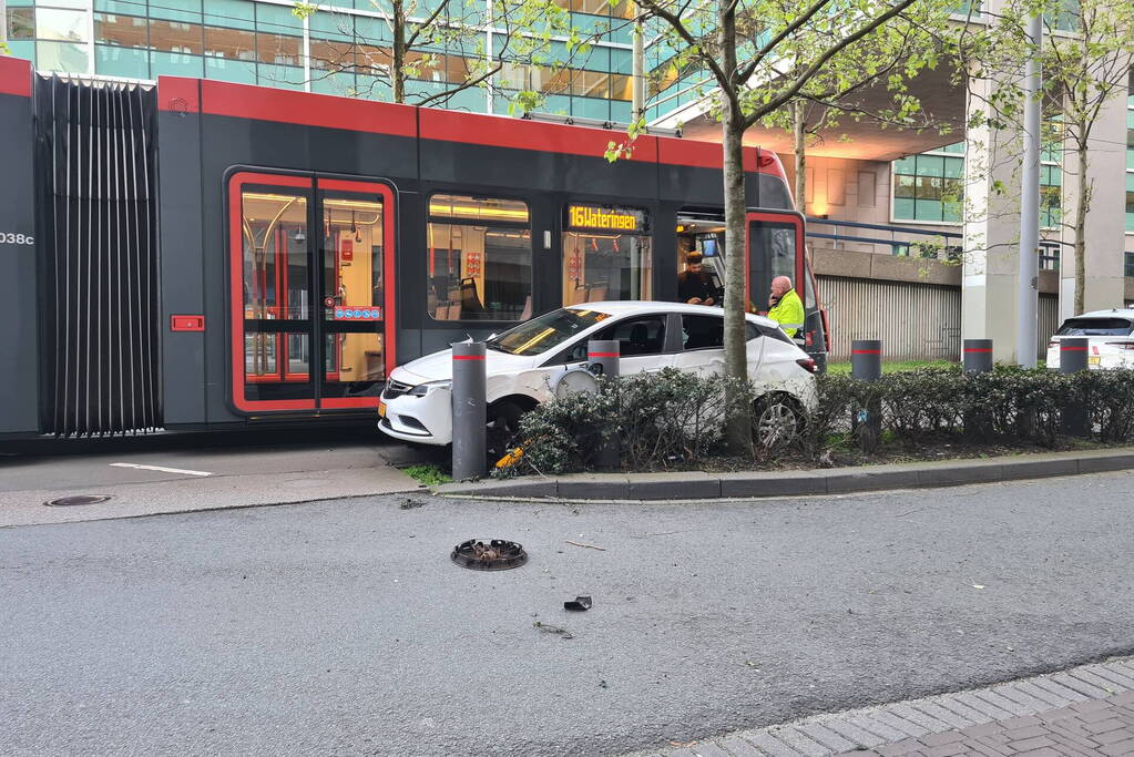 Forse schade bij aanrijding tussen tram en auto