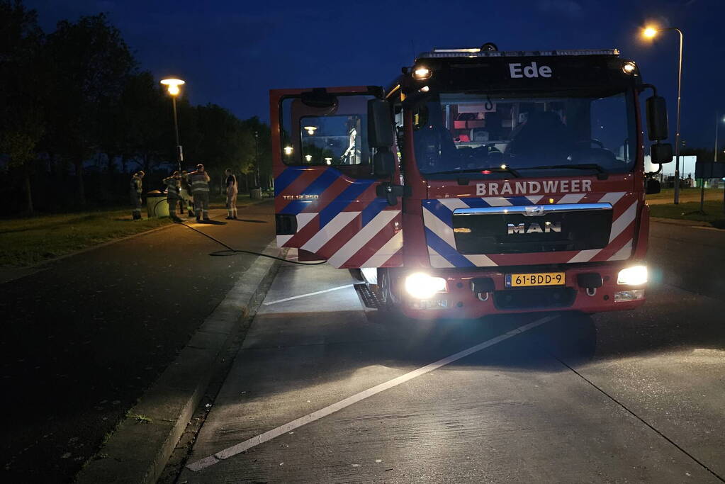 Brandweer blust container bij tankstation