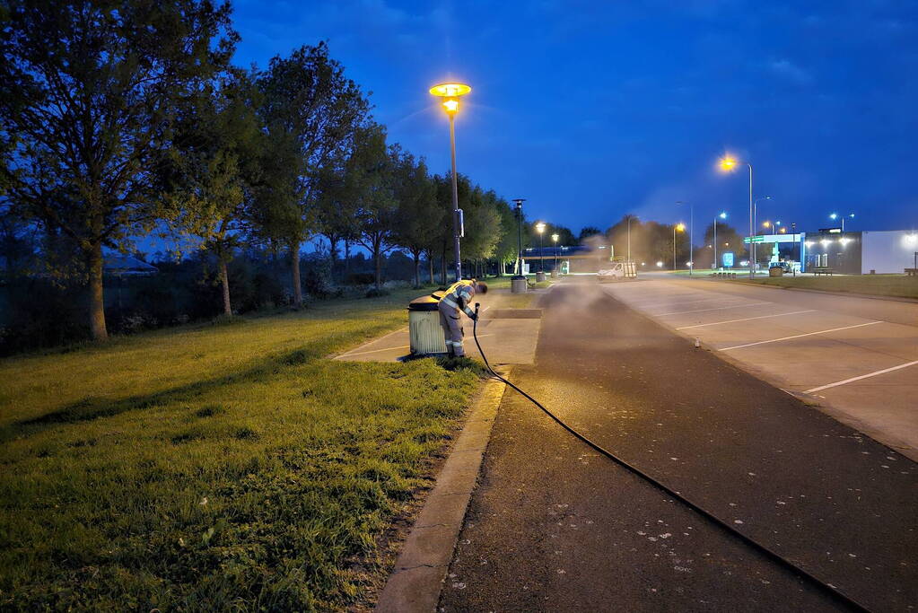 Brandweer blust container bij tankstation