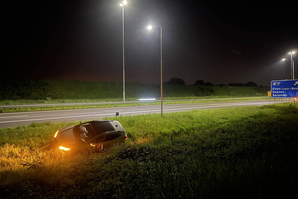 Snelweg afgesloten na ongeval tussen twee auto's