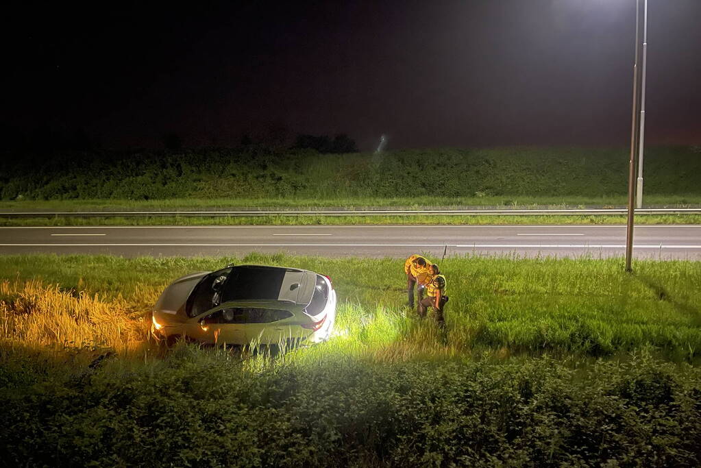 Snelweg afgesloten na ongeval tussen twee auto's