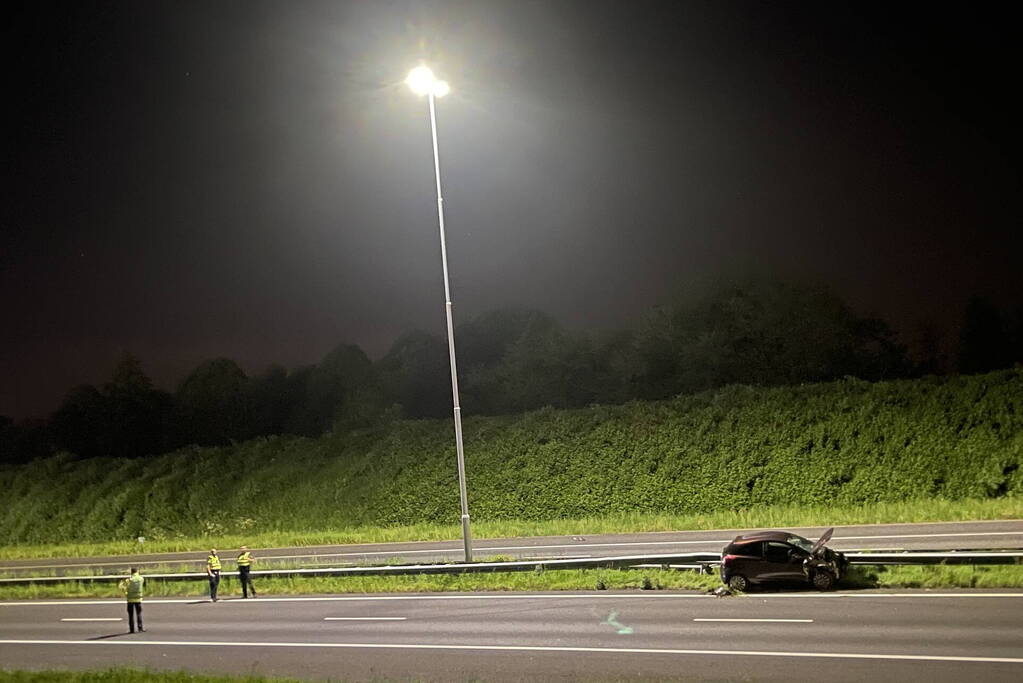 Snelweg afgesloten na ongeval tussen twee auto's