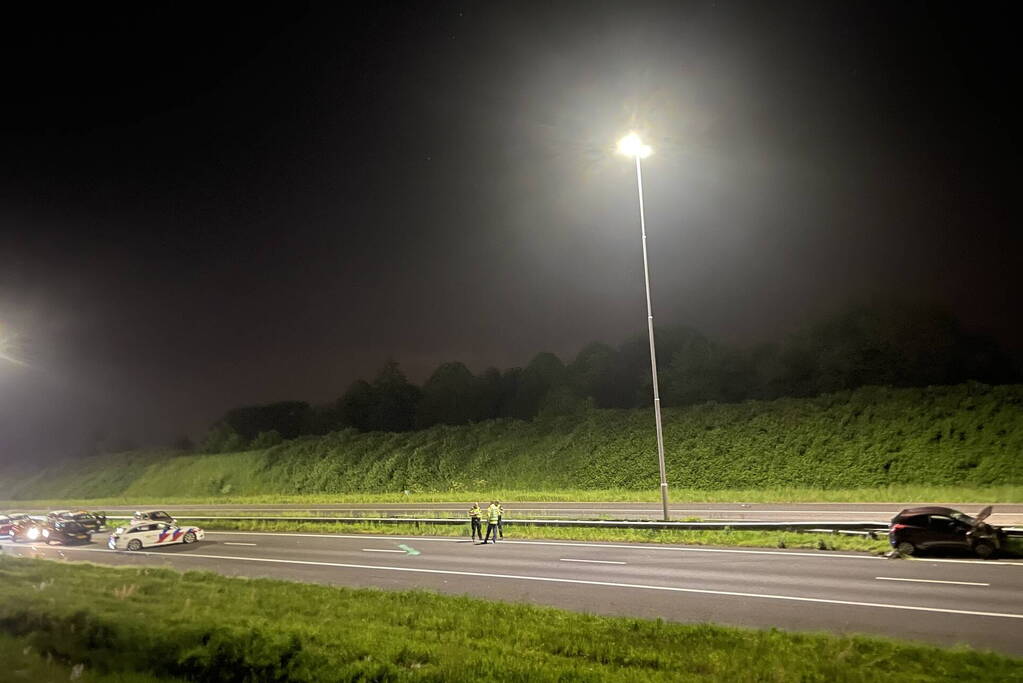 Snelweg afgesloten na ongeval tussen twee auto's