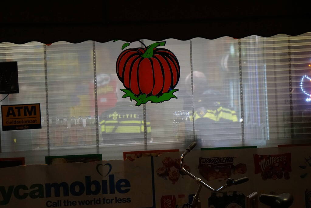 Overvaller nachtwinkel krijgt klappen