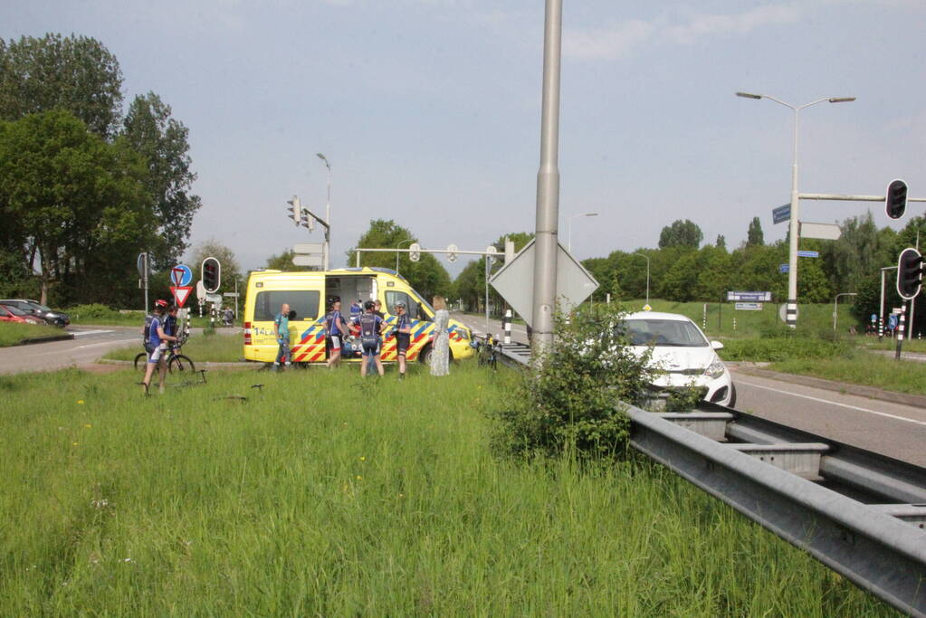 Wielrenner aangereden door auto op kruispunt