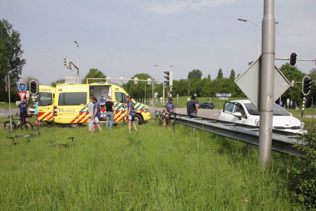Wielrenner aangereden door auto op kruispunt