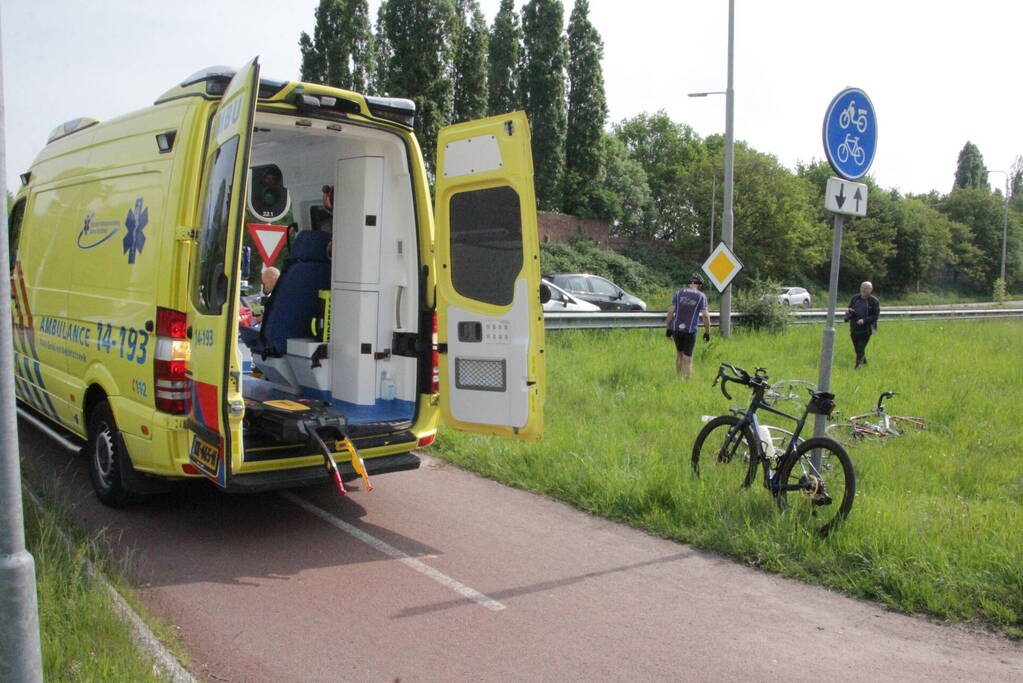 Wielrenner aangereden door auto op kruispunt