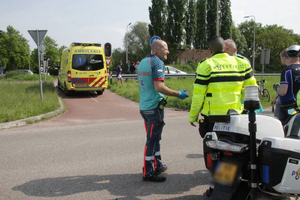 Wielrenner aangereden door auto op kruispunt