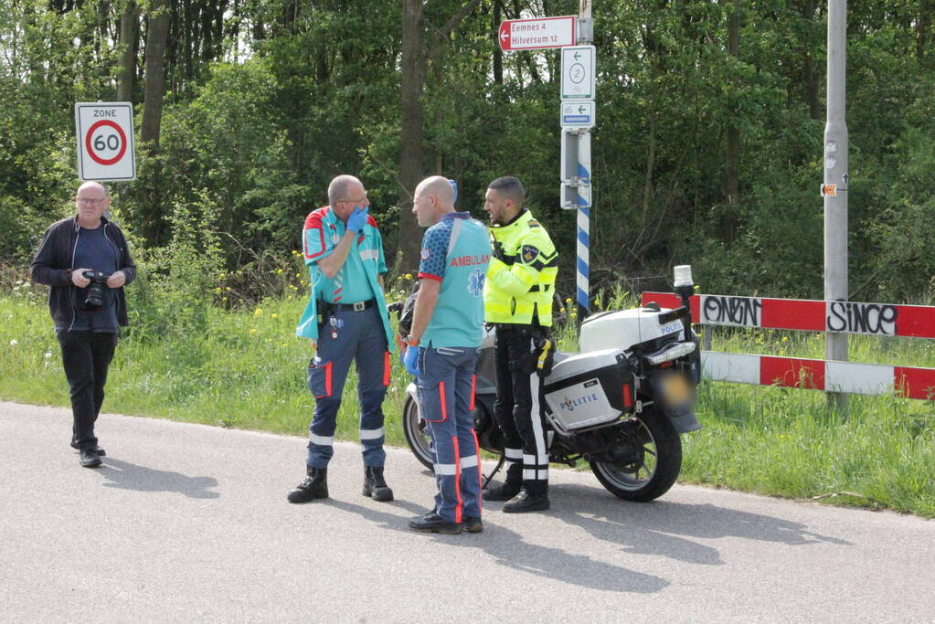 Wielrenner aangereden door auto op kruispunt